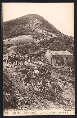 AK Mont-Dore, Le Pic Sancy (alt. 1.886 m) avec randonneurs et mulets sur le chemin