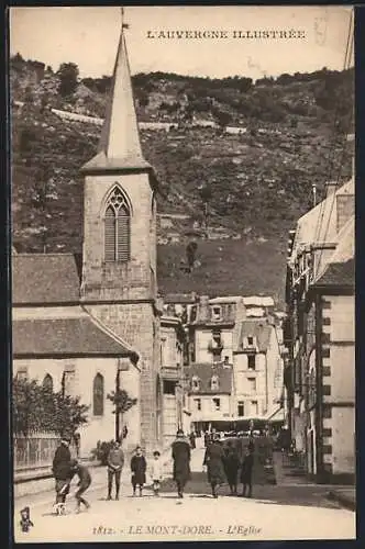 AK Le Mont-Dore, L`Église et la rue animée devant les montagnes