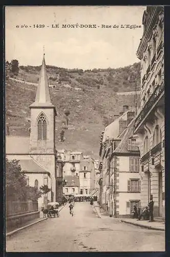 AK Le Mont-Dore, Rue de l`Église avec église et bâtiments adjacents