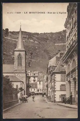 AK Le Mont-Dore, Rue de l`Église et vue sur les collines