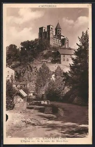 AK Saint-Nectaire, L`Église vue de la route du Mont-Dore