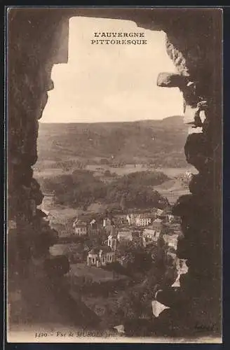 AK Murols, Vue pittoresque de l`Auvergne à travers la fenêtre de pierre