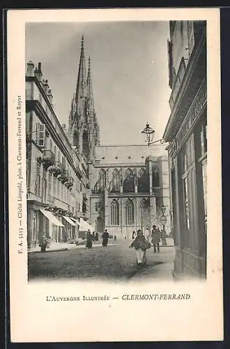 AK Clermont-Ferrand, Rue animée avec vue sur la cathédrale gothique