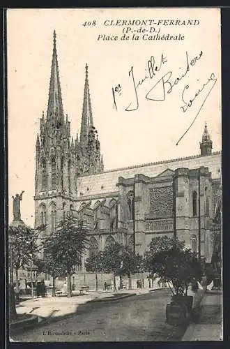 AK Clermont-Ferrand, Place de la Cathédrale et ses flèches imposantes