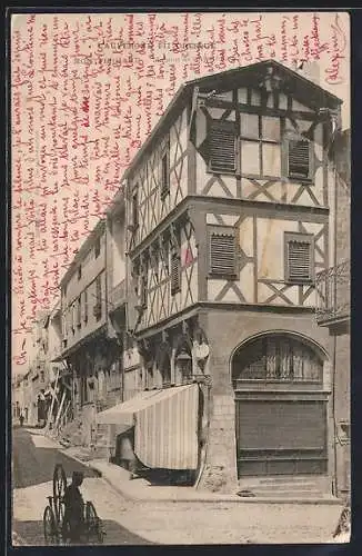 AK Montferrand, Rue pittoresque avec maison à colombages et cycliste