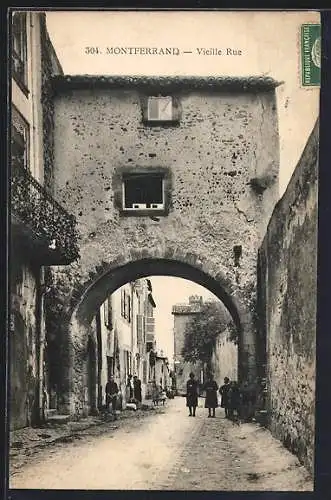 AK Montferrand, Vieille Rue avec arche et passants