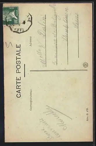 AK Montferrand, Vieille Rue avec arche et passants