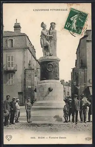 AK Riom, Fontaine Desaix avec habitants dans la rue