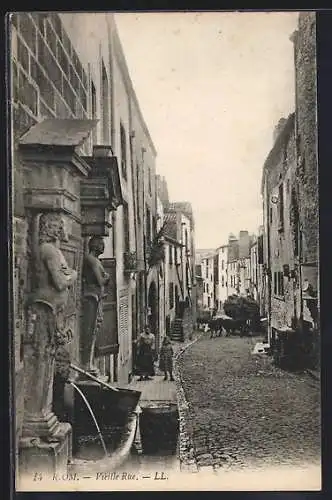 AK Riom, Vieille Rue avec fontaine et sculptures