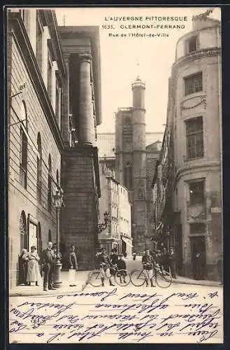 AK Clermont-Ferrand, Rue de l`Hôtel-de-Ville animée avec passants et vélos