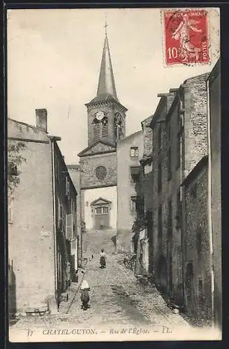 AK Châtel-Guyon, Rue de l`Église avec vue sur le clocher