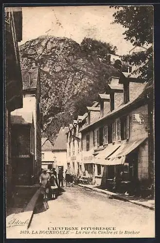 AK La Bourboule, La rue du Centre et le Rocher