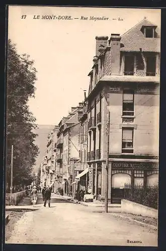 AK Le Mont-Dore, Rue Meynadier avec passants et commerces