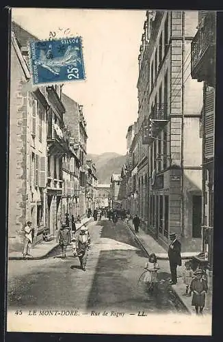 AK Le Mont-Dore, Rue de Reigny animée avec passants et architecture urbaine