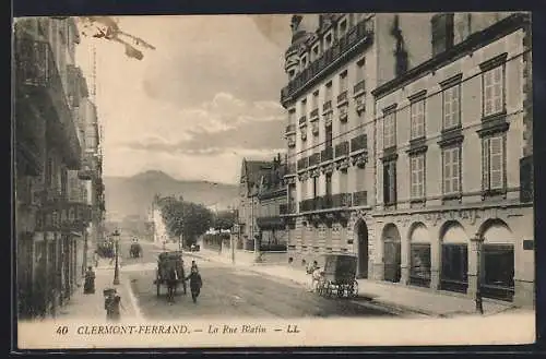 AK Clermont-Ferrand, La Rue Blatin avec calèches et passants