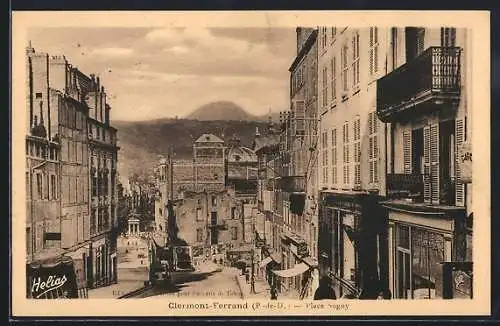 AK Clermont-Ferrand, Place Roget avec vue sur les bâtiments historiques et les montagnes en arrière-plan