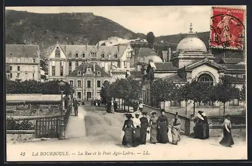 AK La Bourboule, La Rue et le Pont Agis-Ledru