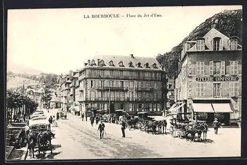 AK La Bourboule, Place du Jet d`Eau avec chevaux et bâtiments historiques