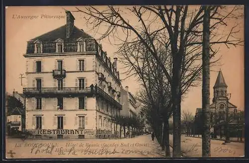 AK La Bourboule, Hôtel de Russie et église adjacente dans une avenue ombragée