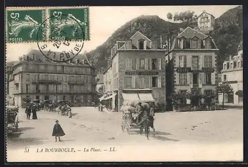 AK La Bourboule, La Place avec charrette et bâtiments historiques