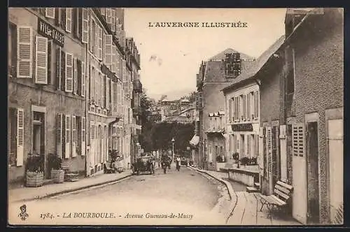 AK La Bourboule, Avenue Gueneau-de-Mussy animée avec passants et facades historiques