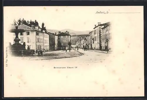 AK Ambert, Boulevard Henri IV avec fontaine et bâtiments historiques