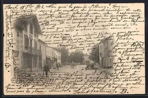 AK Lezoux, Rue animée avec passants et bâtiments historiques