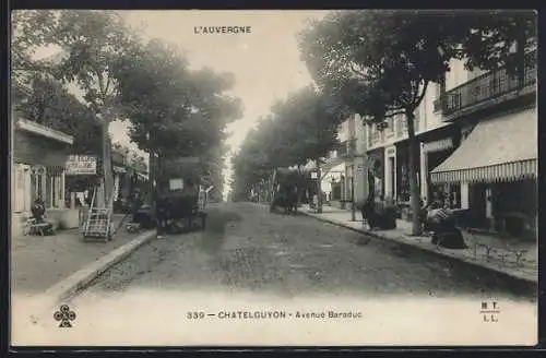 AK Châtelguyon, Avenue Baraduc animée avec voitures et arbres alignés