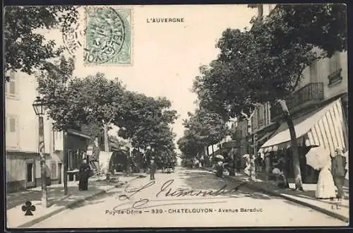 AK Châtelguyon, Avenue Baraduc animée avec passants et boutiques