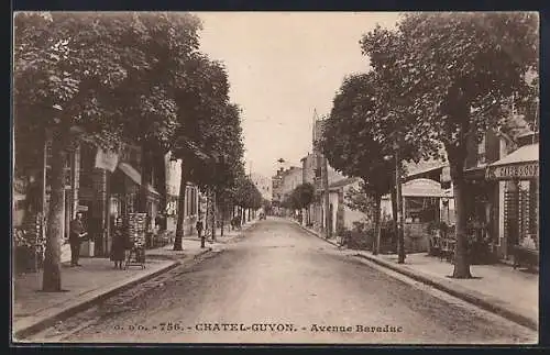 AK Châtel-Guyon, Avenue Baraduc animée avec passants et commerces