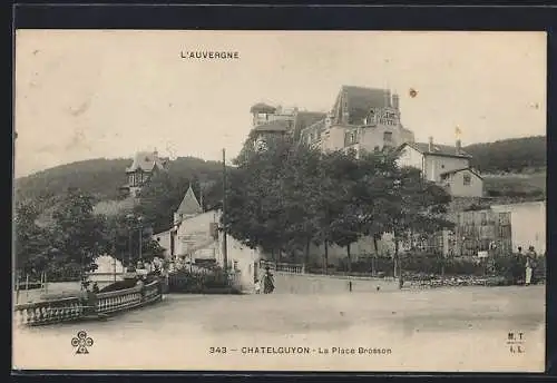 AK Châtelguyon, La Place Brosson avec vue sur le Grand Hôtel et la place arborée