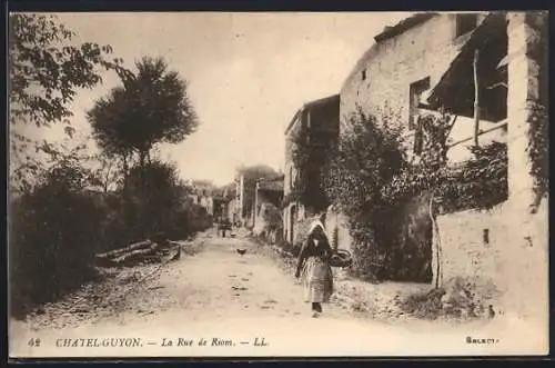 AK Châtel-Guyon, La Rue de Riom avec une femme marchant dans la rue