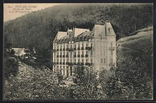 AK Saint-Nectaire-le-Bas, Hôtel du Parc entouré de collines verdoyantes