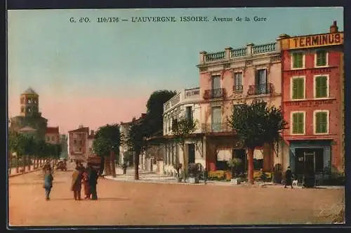 AK Issoire, Avenue de la Gare avec l`Hôtel Terminus et vue sur l`église