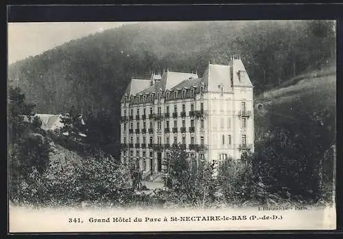 AK Saint-Nectaire-le-Bas, Grand Hôtel du Parc entouré de collines boisées