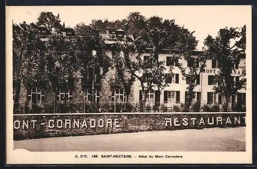 AK Saint-Nectaire, Hôtel du Mont Cornadore et restaurant entouré d`arbres