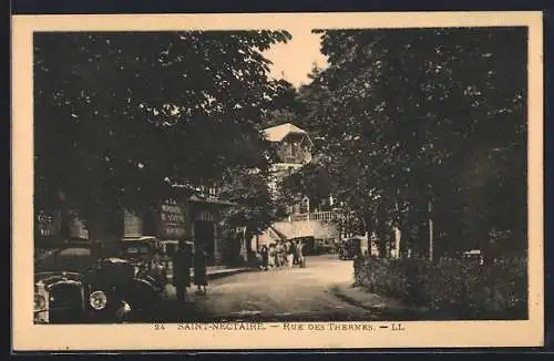 AK Saint-Nectaire, Rue des Thermes animée avec voitures et passants