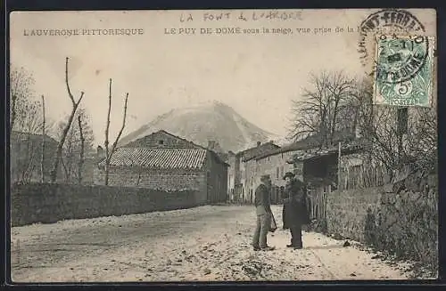 AK Puy de Dôme, sous la neige, vue pittoresque de la rue avec deux hommes en conversation