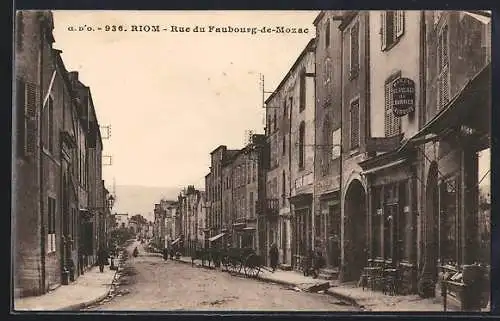 AK Riom, Rue du Faubourg-de-Mozac avec calèches et facades anciennes