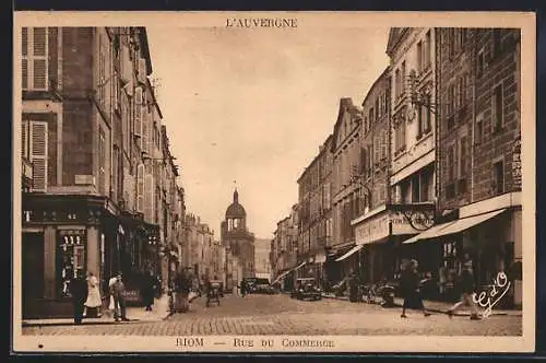 AK Riom, Rue du Commerce animée avec des passants et boutiques en Auvergne