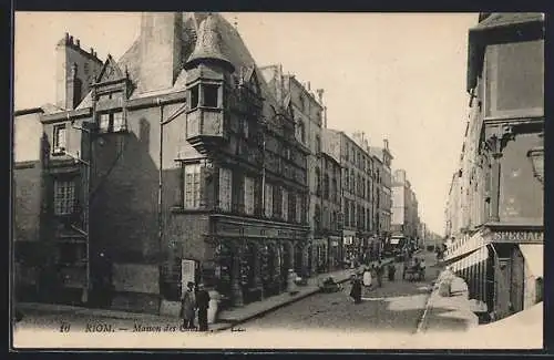 AK Riom, Maison des Consuls et rue animée