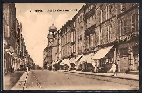 AK Riom, Rue du Commerce avec boutiques et passants