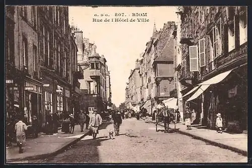 AK Riom, Rue de l`Hôtel de Ville animée avec passants et calèches