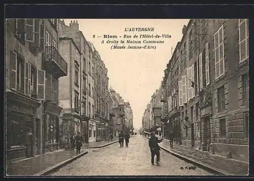 AK Riom, Rue de l`Hôtel-de-Ville avec Maison Commune et Musée Jeanne-d`Arc