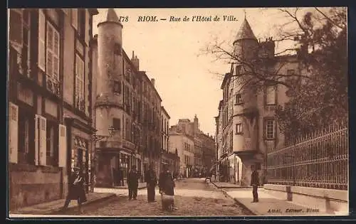 AK Riom, Rue de l`Hôtel de Ville avec passants et bâtiments historiques