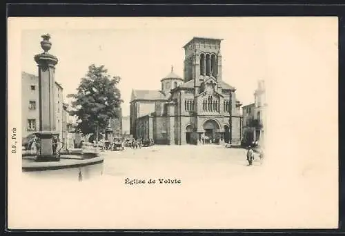 AK Volvic, Église de Volvic et fontaine sur la place centrale