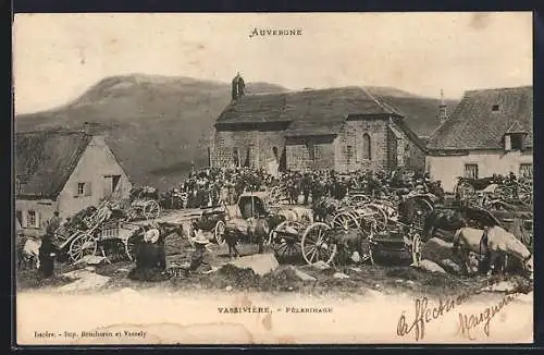 AK Vassivière, Pèlerinage avec charrettes et foule devant l`église