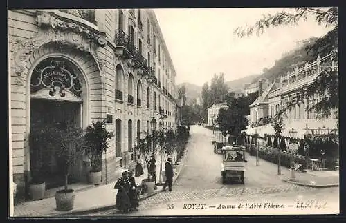 AK Royat, Avenue de l`Abbé Védrine avec tramway et grand hôtel en arrière-plan