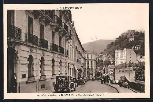 AK Royat, Boulevard Bazin avec voitures et vue sur les collines