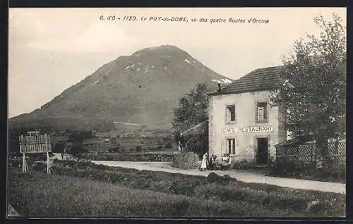 AK Le Puy-de-Dôme, vu des quatre Routes d`Orcines, avec Café Restaurant au premier plan